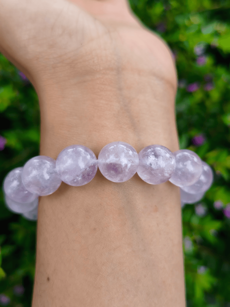 TÁWID Amethyst round-bead bracelet worn on a wrist.