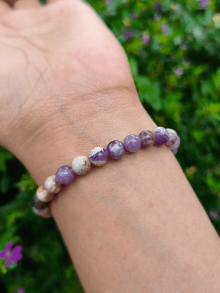 TÁWID Chevron Amethyst round-bead bracelet worn on a wrist.