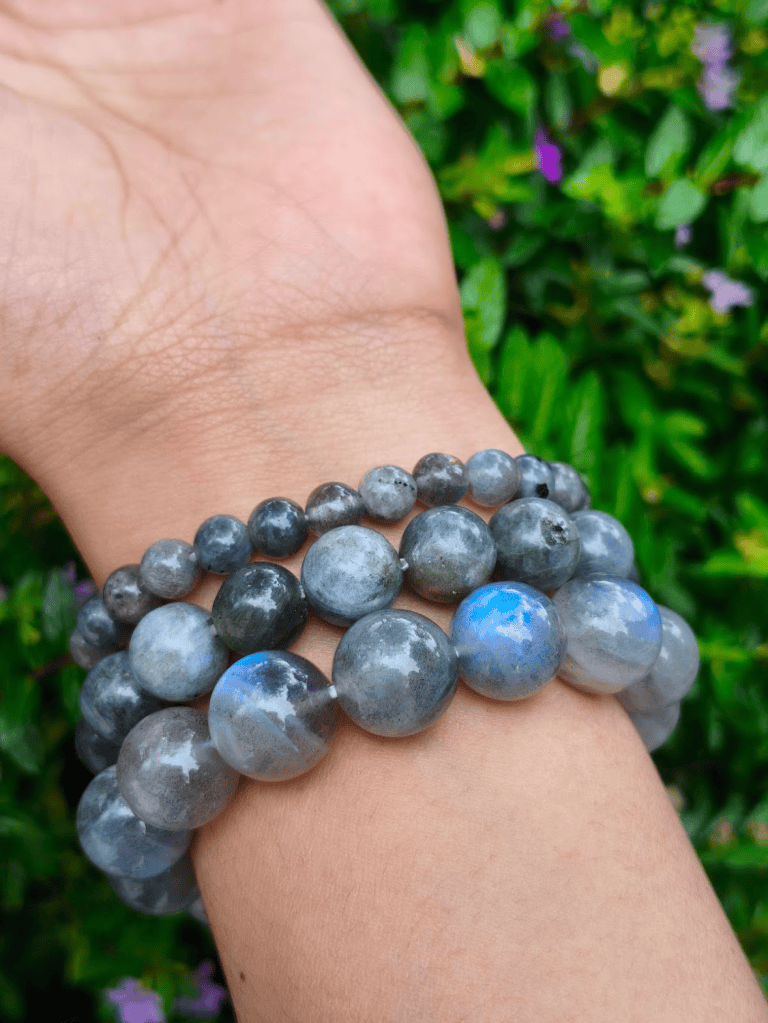 TÁWID Labradorite round-bead bracelet worn on a wrist.