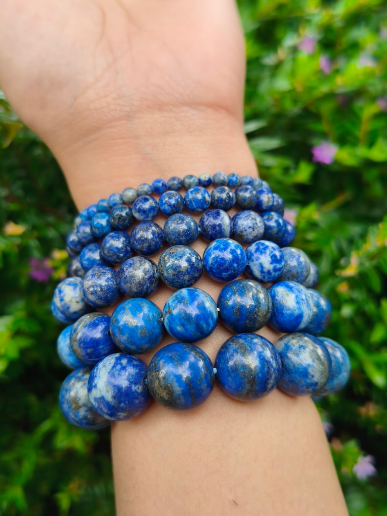 TÁWID Lapis Lazuli round-bead bracelet worn on a wrist.