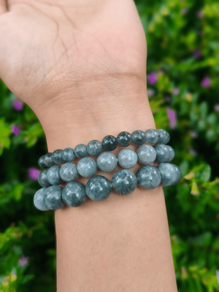 TÁWID Nephrite Jade round-bead bracelet worn on a wrist.