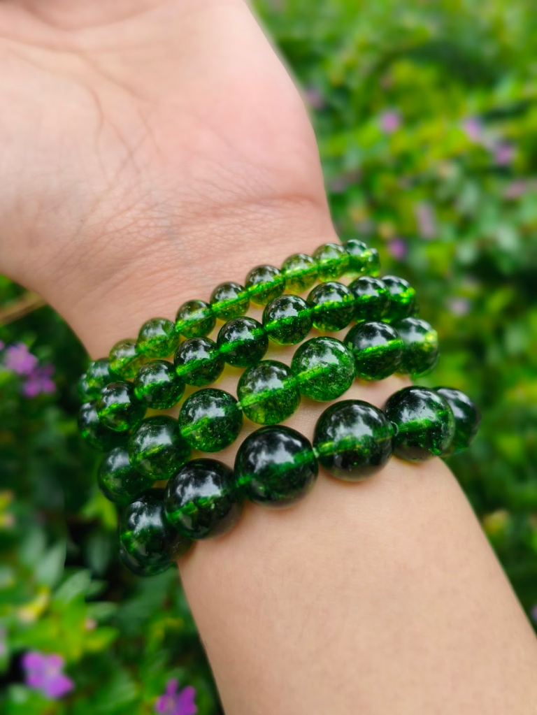 TÁWID Peridot round-bead bracelet worn on a wrist.