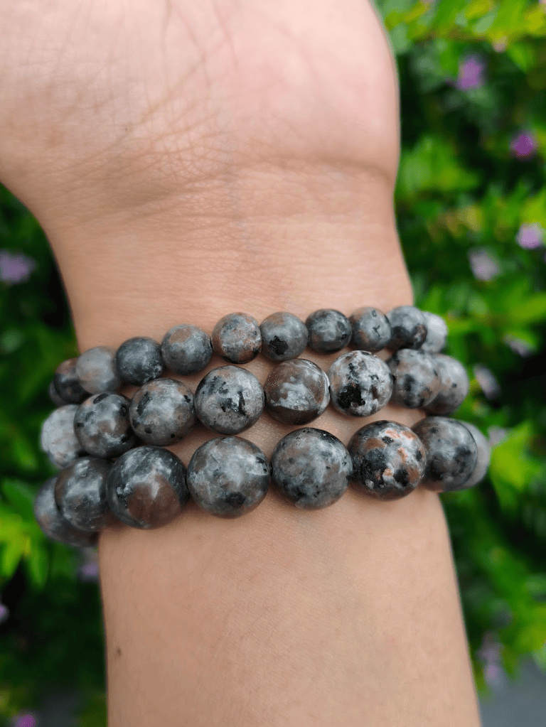 TÁWID Yooperlite round-bead bracelet worn on a wrist.