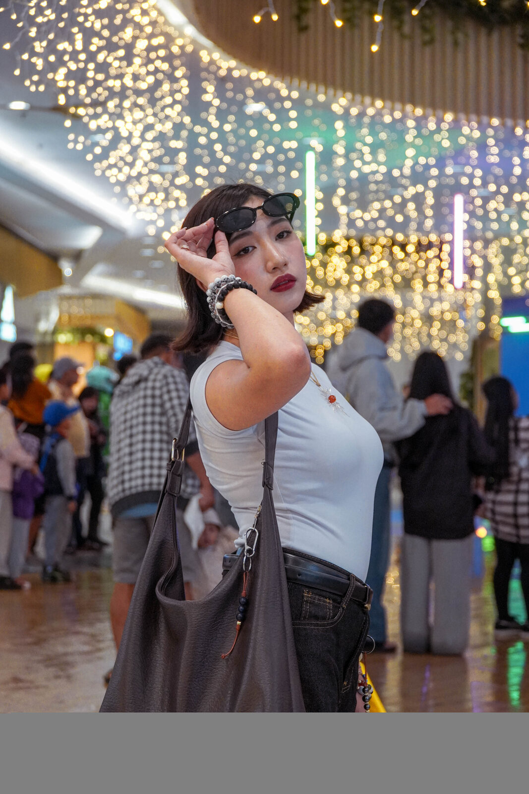 A TÁWID™ wearer carrying a large bag with a beaded story charm.